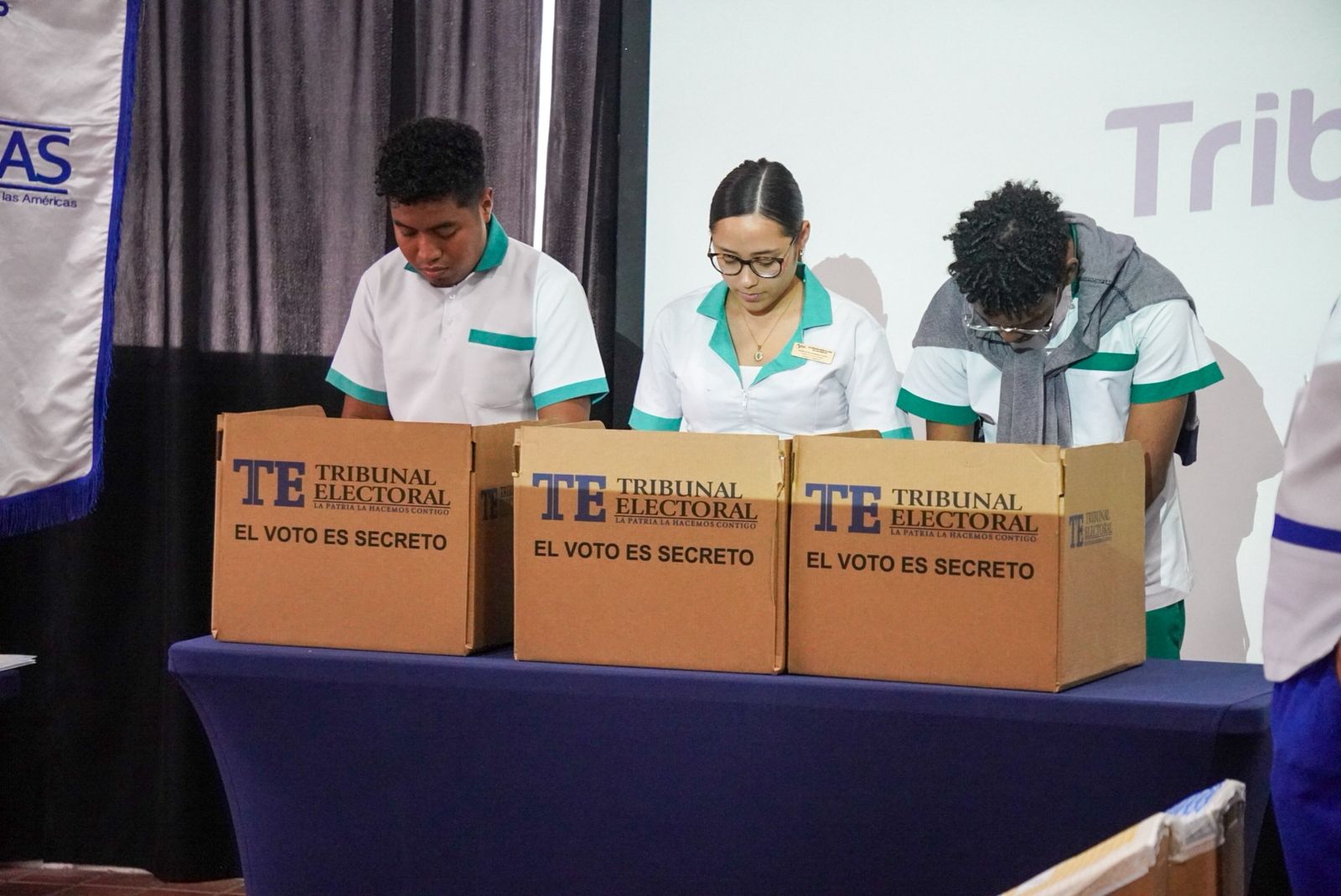 Udelistas se preparan para votar con taller del Tribunal Electoral